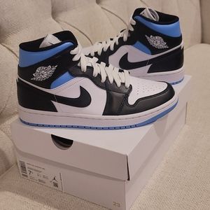 Womens Jordan 1 Retro Mid (University Blue)